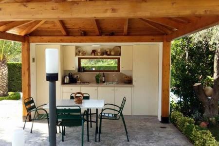 Trullo Al Monte Bed & Breakfast Челие Месапика Екстериор снимка